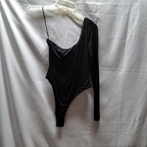 Love Tree Med. Black Asymmetric 1 shoulder long sleeve 1 bare shoulder